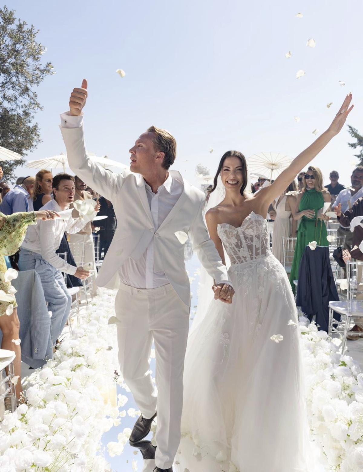 Christian y Sophie, exultantes tras el enlace en una villa privada de amigos.  | FIRMA FOTÓGRAFO