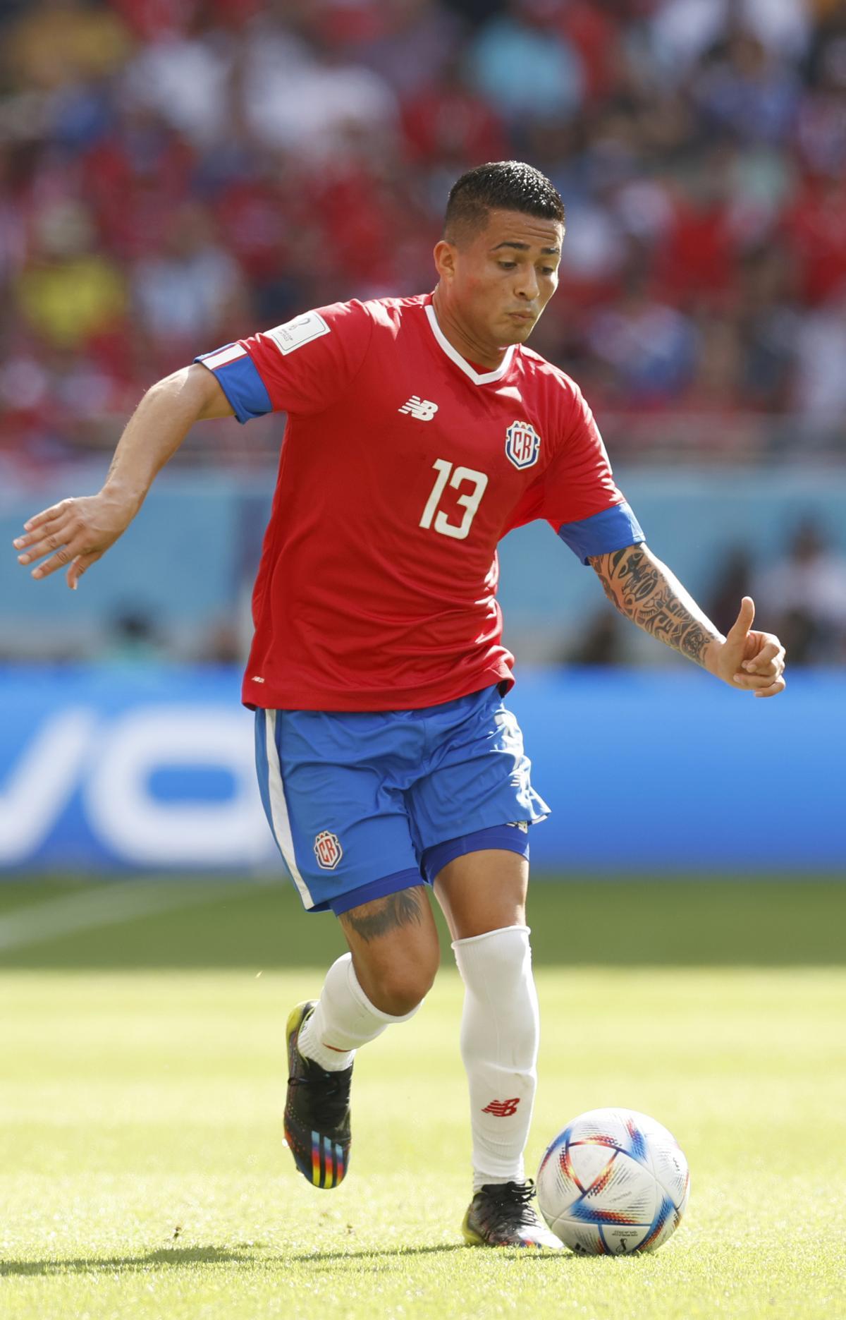 . RAYÁN (CATAR), 27/11/2022.- Gerson Torres de Costa Rica controla el balón hoy, en un partido de la fase de grupos del Mundial de Fútbol Qatar 2022 entre Japón y Costa Rica en el estadio Áhmad Bin Ali en Rayán (Catar). EFE/Esteban Biba