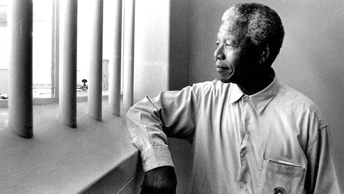 La mítica foto de Mandela revisitando su celda, donde estuvo preso 27 años, una imagen tomada por Jürgen Schadeberg