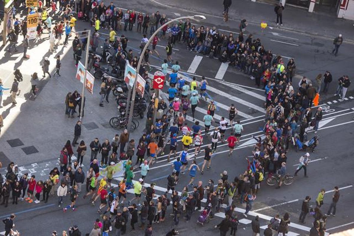 Els corredors acaben el recorregut per la Meridiana en el km 22 de la marató de Barcelona.