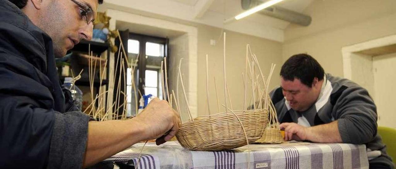 Usuarios de un taller ocupacional en el centro de recursos de Cogami en Medelo, Silleda. // Bernabé/J. Lalín