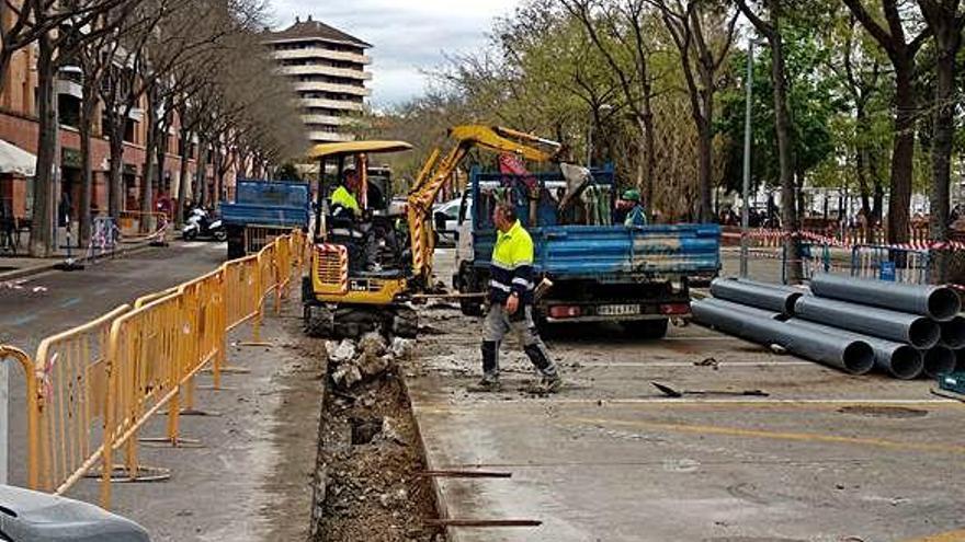 Operaris i maquinària, treballant al carrer Bisbe Sivilla.