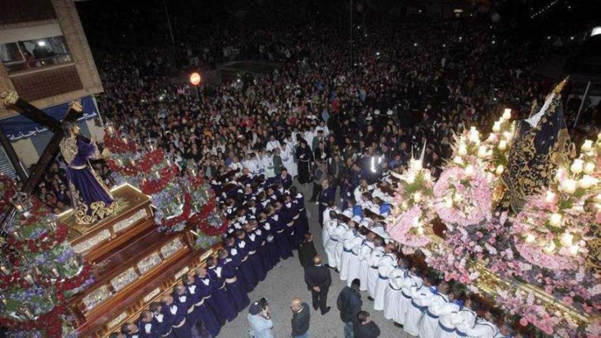 Momento del Encuentro en la madrugada del Viernes Santo | FELIPE GARCÍA PAGÁN