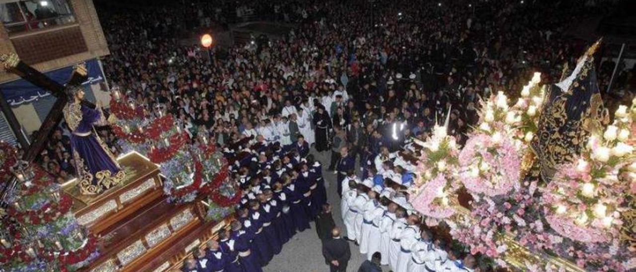 Momento del Encuentro en la madrugada del Viernes Santo | FELIPE GARCÍA PAGÁN