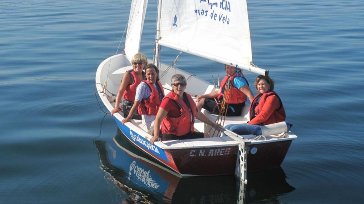 Cinco alumnas del grupo sénior, en un barco escuela