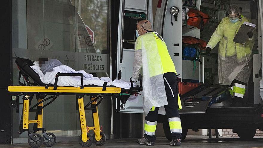 Imagen de archivo de un enfermo ingresado por Urgencias en el Hospital de Sagunt. | DANIEL TORTAJADA
