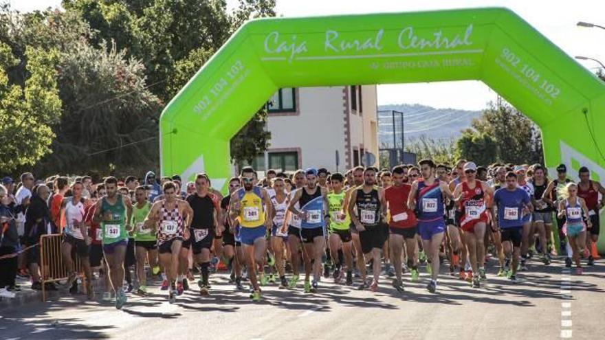 La prueba concentró a numerosos deportistas de diversas localidades de la comarca, tanto en la carrera como en la prueba benéfica por la pedanía.