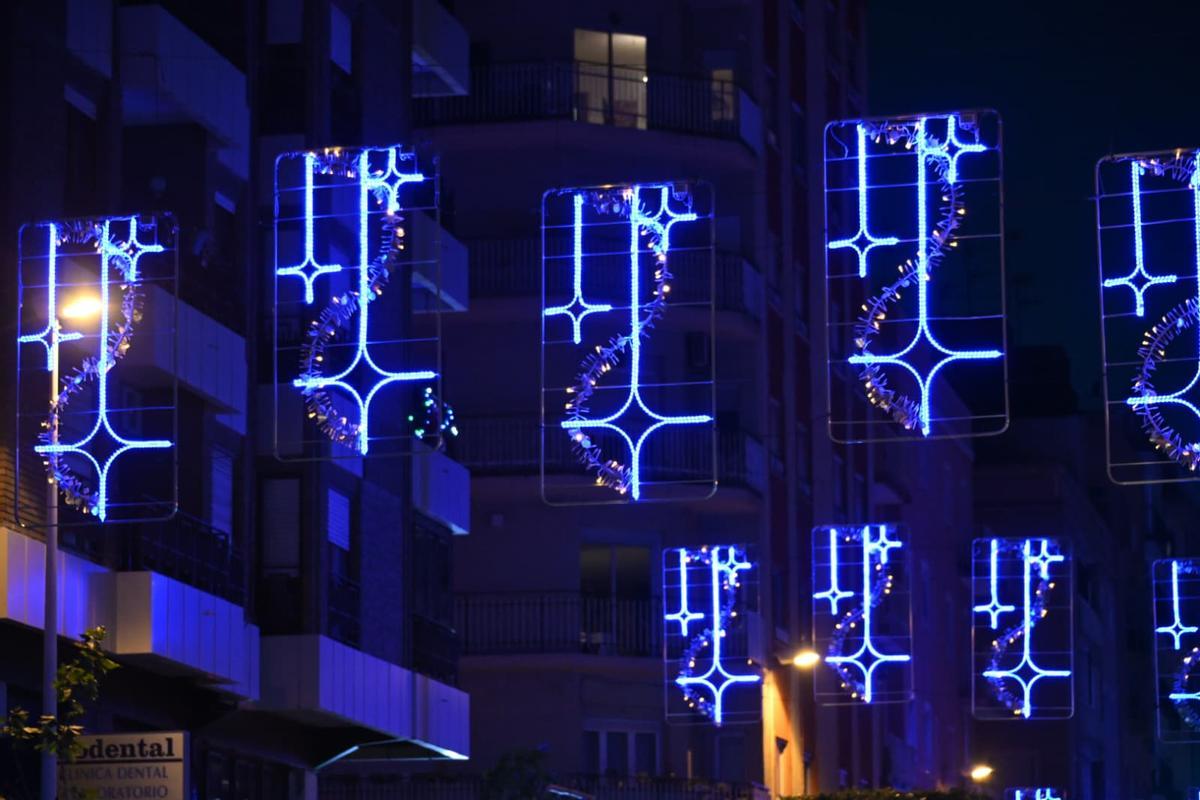 Detalle de la decoración navideña elegida por el Ayuntamiento de Elche para la calle Vicente Blasco Ibáñez