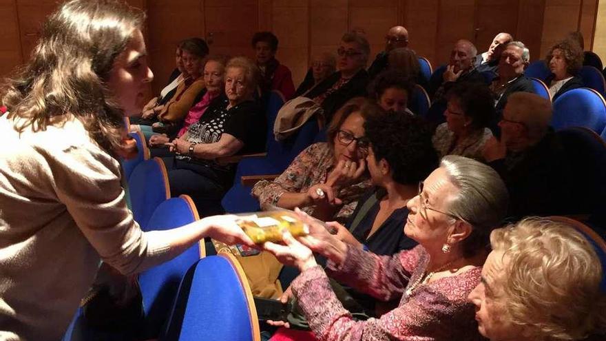 La concejala de Bienestar Social, Laura Gutiérrez, muestra la comida de los menús a domicilio en Infiesto.