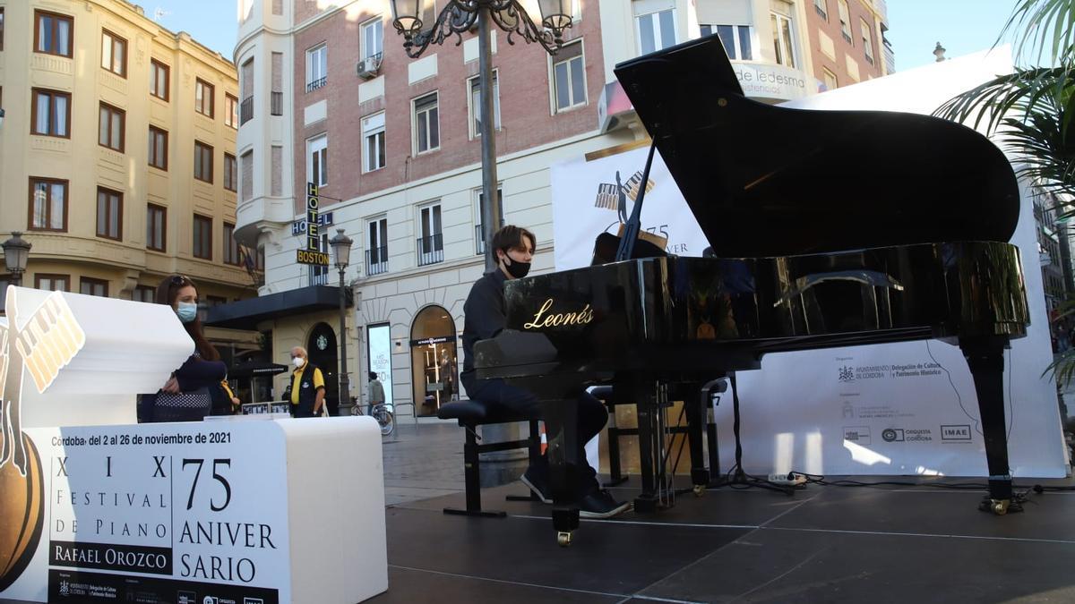 El &#039;Preludio pianístico&#039; organizado en la plaza de las Tendillas introduce el Festival Internacional de Piano Rafael Orozco