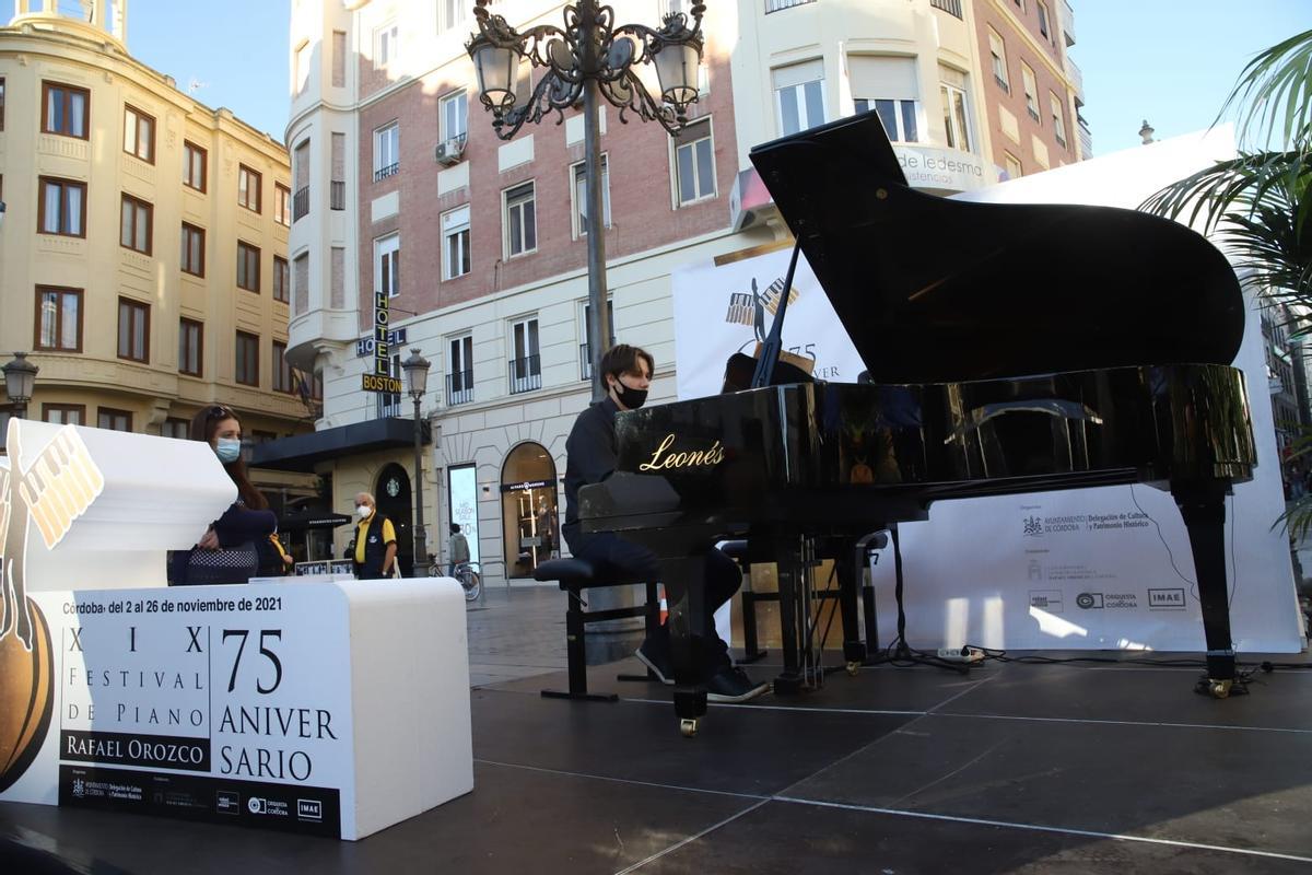 El 'Preludio pianístico' organizado en la plaza de las Tendillas introduce el Festival Internacional de Piano Rafael Orozco