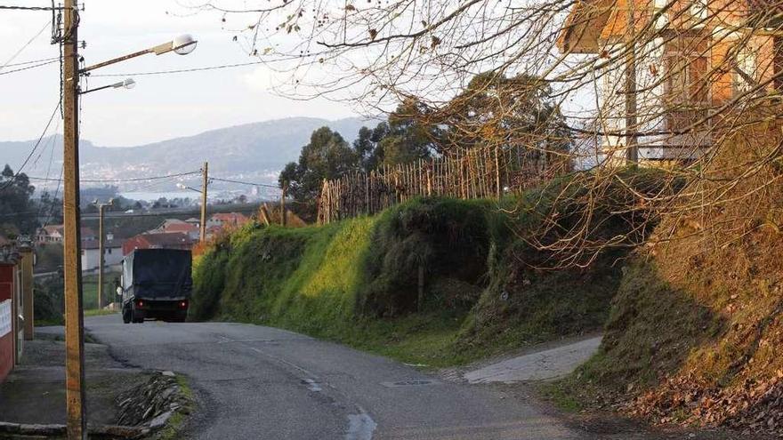 La Estrada do Porto no cuenta con aceras a lo largo de 1,3 kilómetros de trazado sinuoso. // José Lores