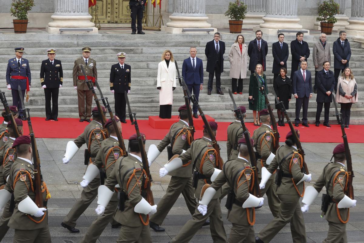 La presidenta del Congreso, Meritxell Batet (c-i) y el presidente del Senado, Ander Gil (c-d) pasan revista a las tropas junto con autoridades militares (i) y políticas (d) a las puertas del Congreso durante la Conmemoración del aniversario de la Constitución en Madrid. 