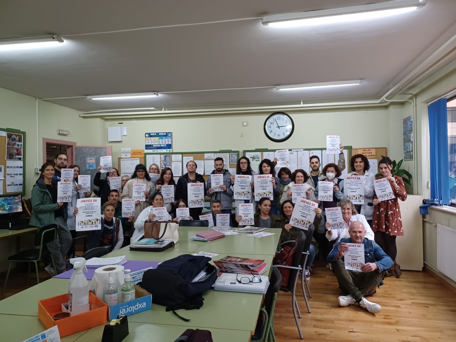 EN IMÁGENES: Decenas de profesores se manifiestan en Asturias contra la LOMLOE