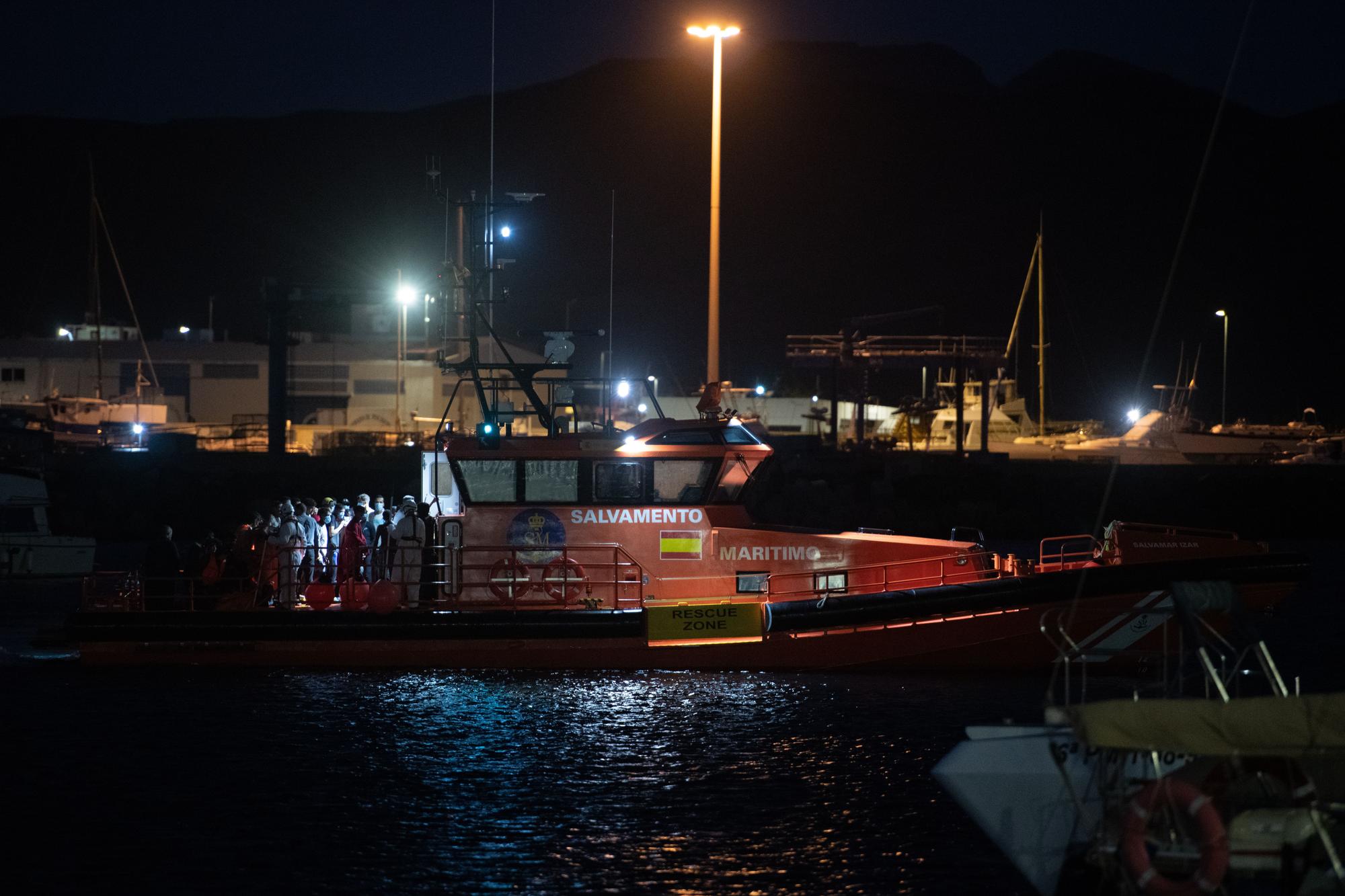 Un mercante rescata a los 54 ocupantes de una zódiac que se hundía al este de Fuerteventura
