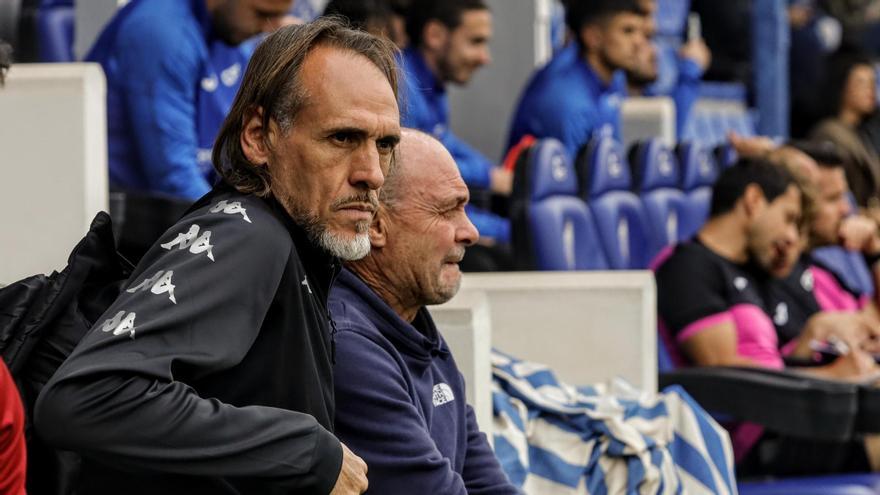 Luis M. Garrido, sentado a la derecha de Vicente Mir, observa el partido del pasado domingo, en El Collao.