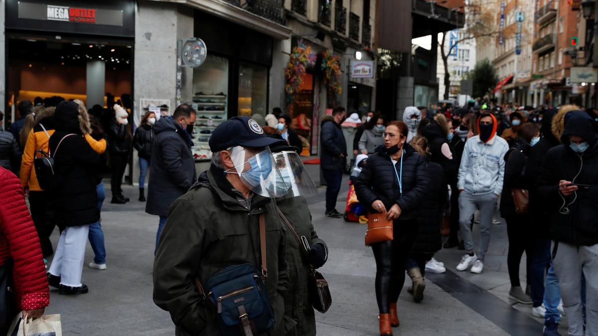 Personas pasean por el centro de Madrid.