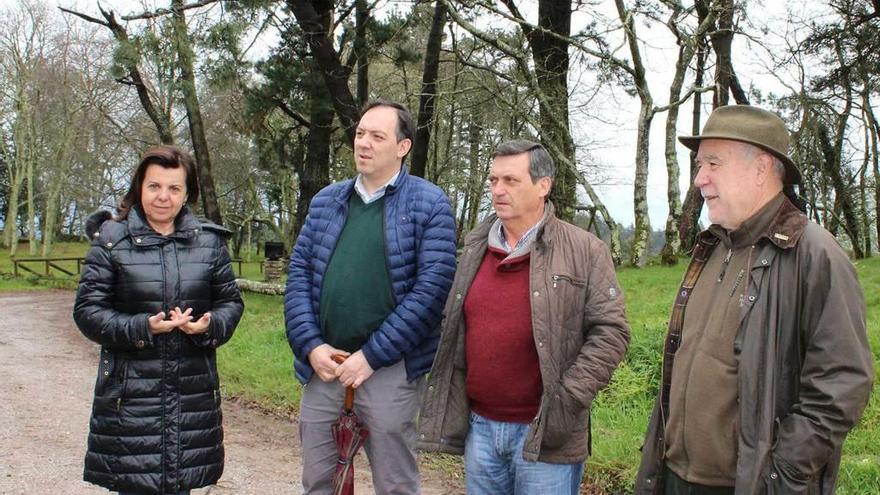 María Jesús Álvarez; el alcalde maliayés, Alejandro Vega; Eliseo Vallina, presidente de la Asociación de Vecinos de Peón, y el director general de Política Forestal, José Antonio Ferrera.