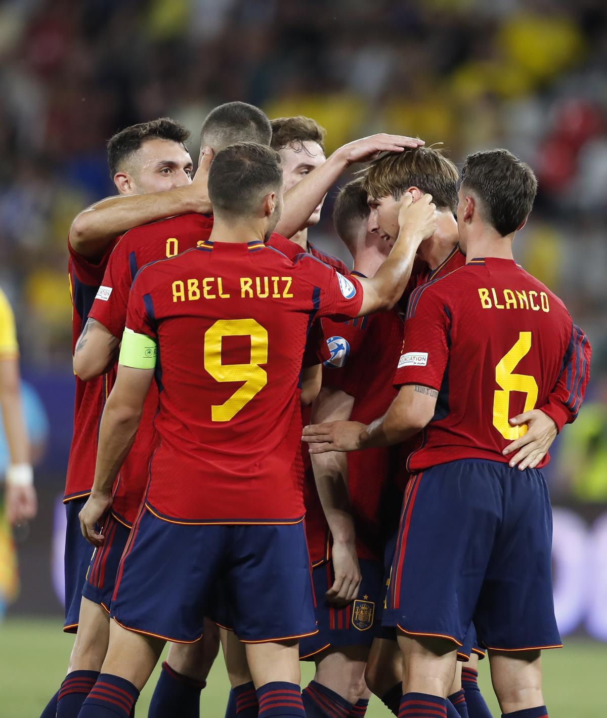 España celebra el segundo gol de Miranda ante Rumanía