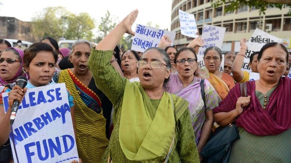 Mujeres indias se manifiestan, durante el Dia Internacional de la Mujer, a favor de endurecer las penas contra los violadores en India.