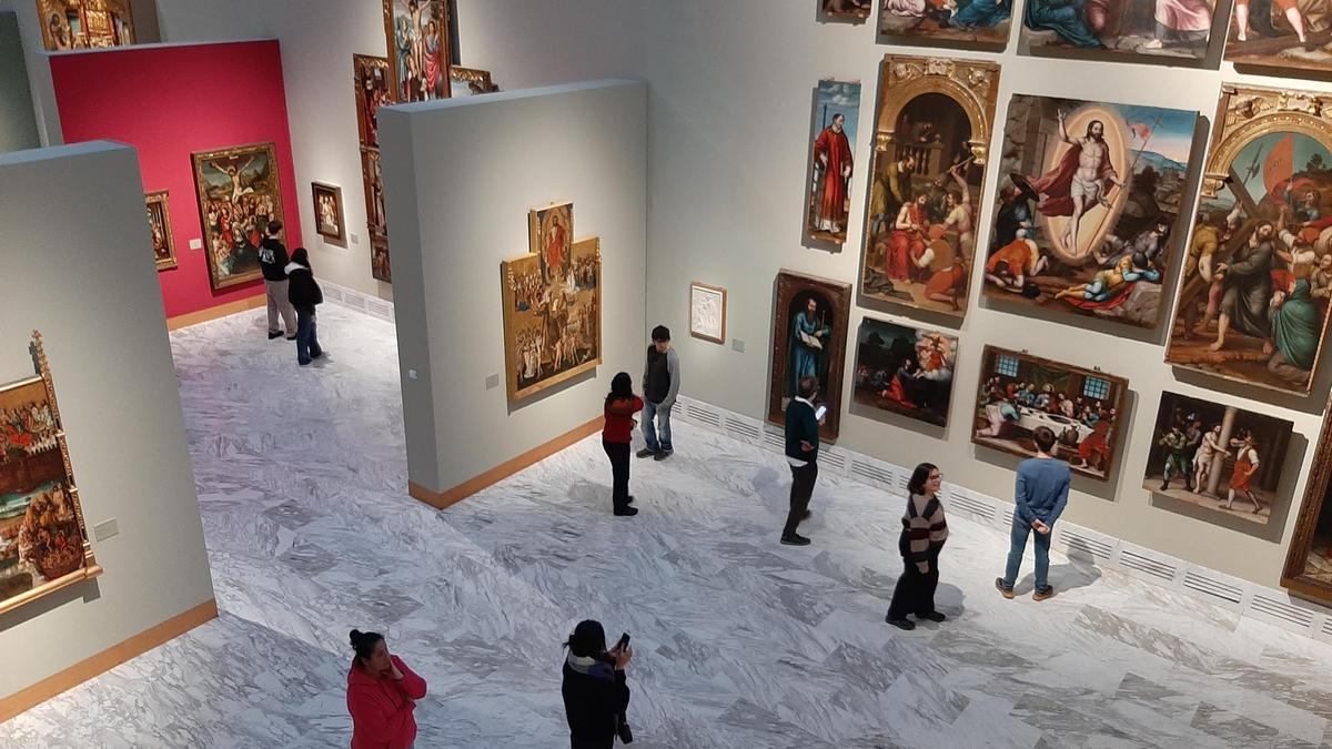 Visitantes en la sala de retablos del Museo de Bellas Artes.