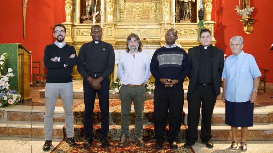 Teófilo Nieto Vicente, en el centro, junto al Grupo Misionero. | Ch. S.