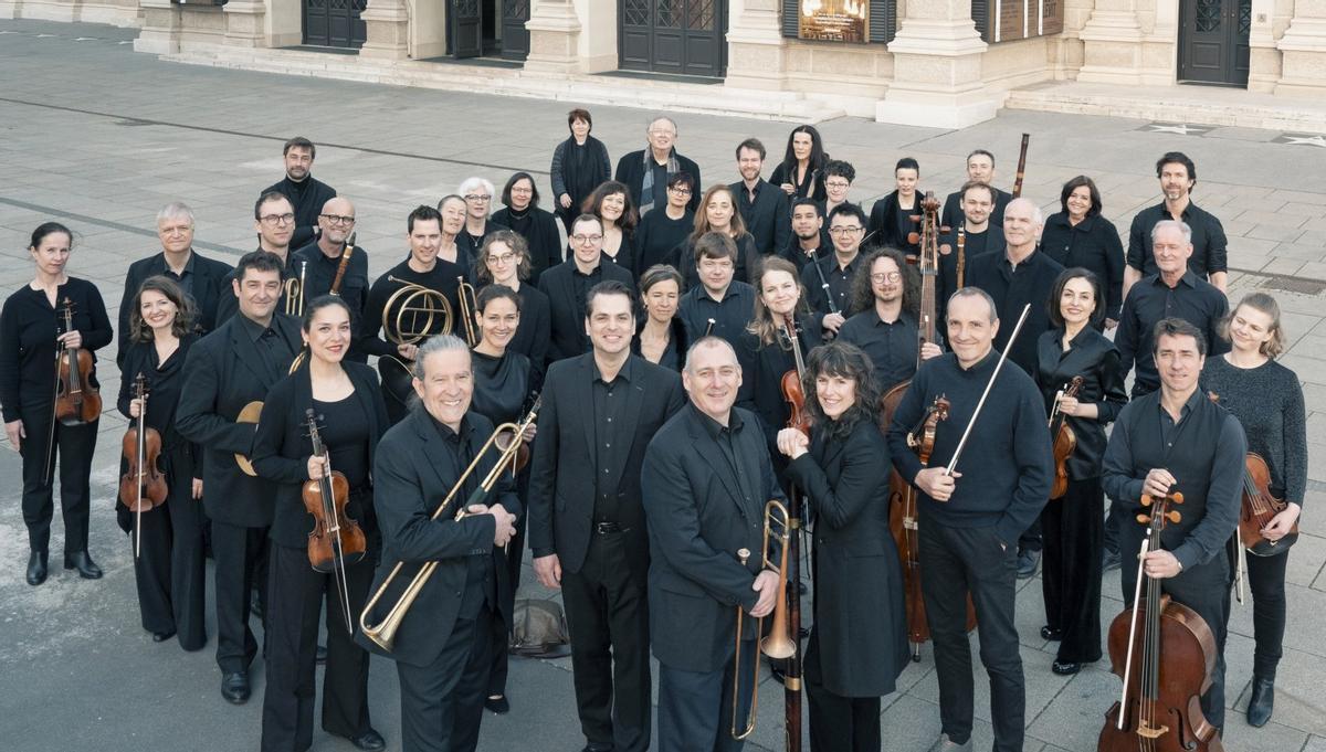 Los integrantes de la Concentus Musicus Wien con su director Stefan Gottfried, en el centro.