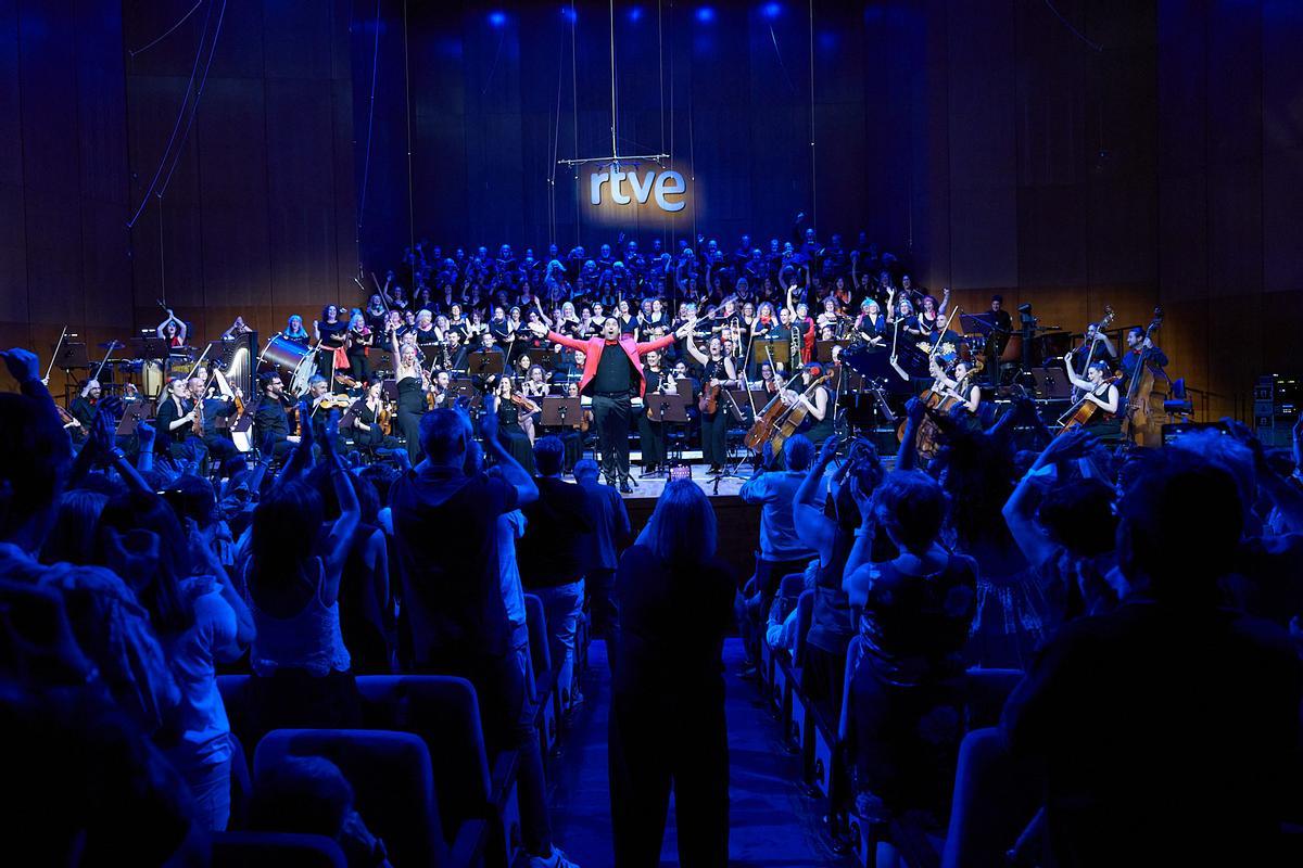 El director y autor de Novelda, durante un concierto