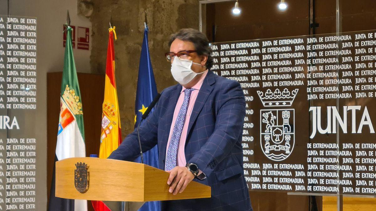 El consejero de Sanidad y Servicios Sociales, José María Vergeles, en rueda de prensa.