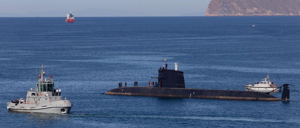 El submarino S-81 Isaac Peral tras salir del astillero de Navantia, este viernes por la mañana.