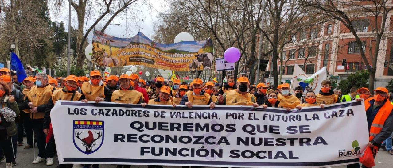 La Federación de Cazadores de la Comunitat Valenciana y AVA-Asaja fueron algunas de las organizaciones valencianas que acudieron a la protesta en Madrid. | LEVANTE-EMV