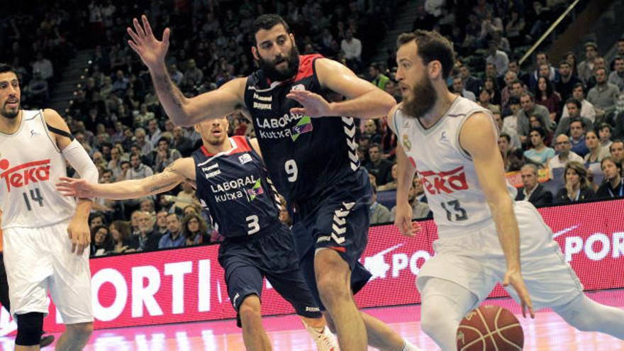 Sergio Rodríguez, ante la oposición de Bourousis.