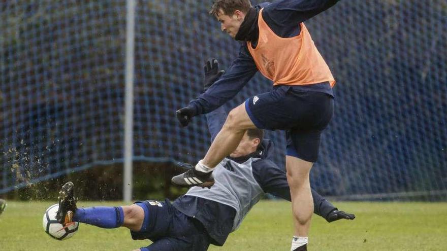 Hidi golpea el balón con la oposición de un compañero en un entrenamiento del Oviedo.