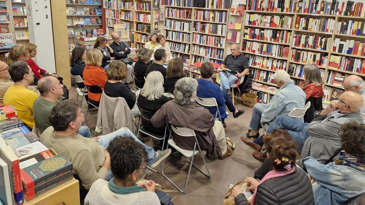 Luis Rodríguez, ahir, durant la presentació informal de la seua última novel·la 'Visaje', a la Llibreria Noviembre.