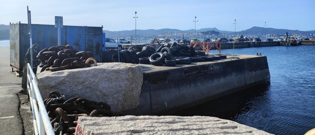 Los neumáticos almacenados ayer en el muelle. | SANTOS ÁLVAREZ