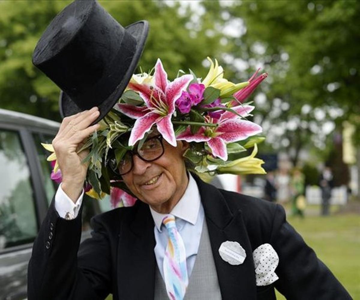 El milionari britànic David Shilling mostra una divertida perruca de flors que porta sota del barret de copa.