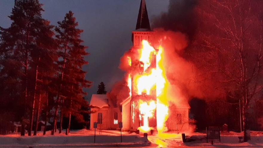 Queman una iglesia con los fieles dentro en Finlandia