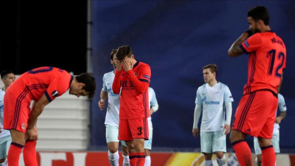 Los jugadores de la Real lamentan la derrota ante el Zenit