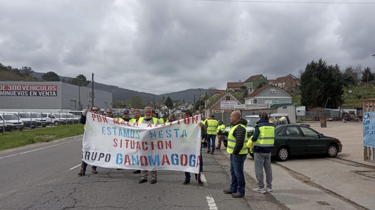 Trabajadores de Ganomagoga en la protesta realizada hoy ante las instalaciones del grupo en Ponteareas.