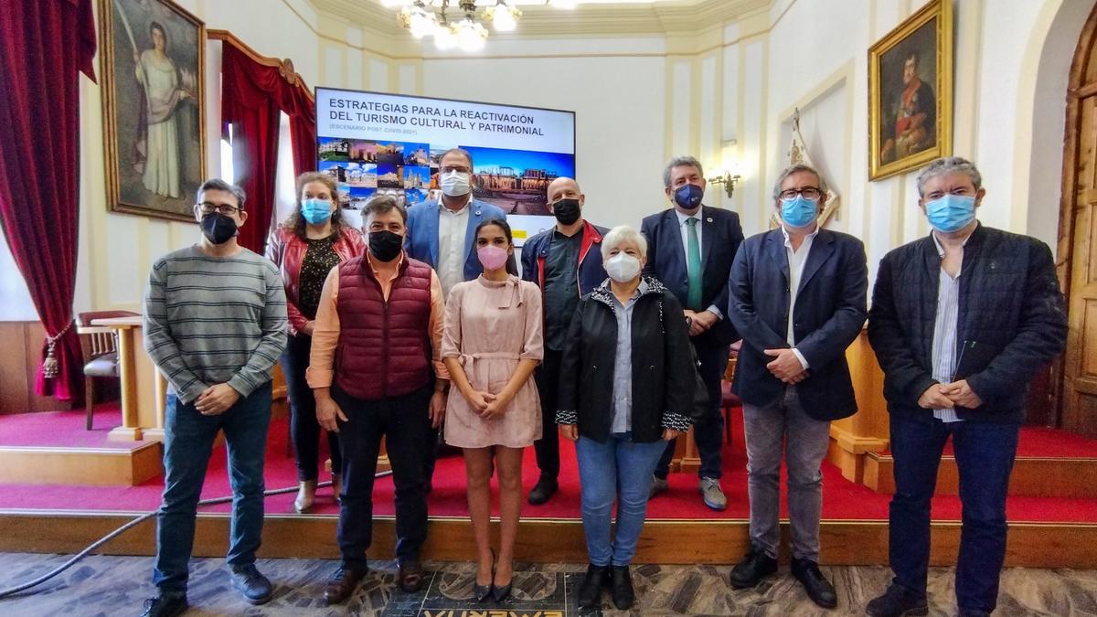 Asistentes a la presentación del plan estratégico para la reactivación del turismo, ayer en el salón de plenos.