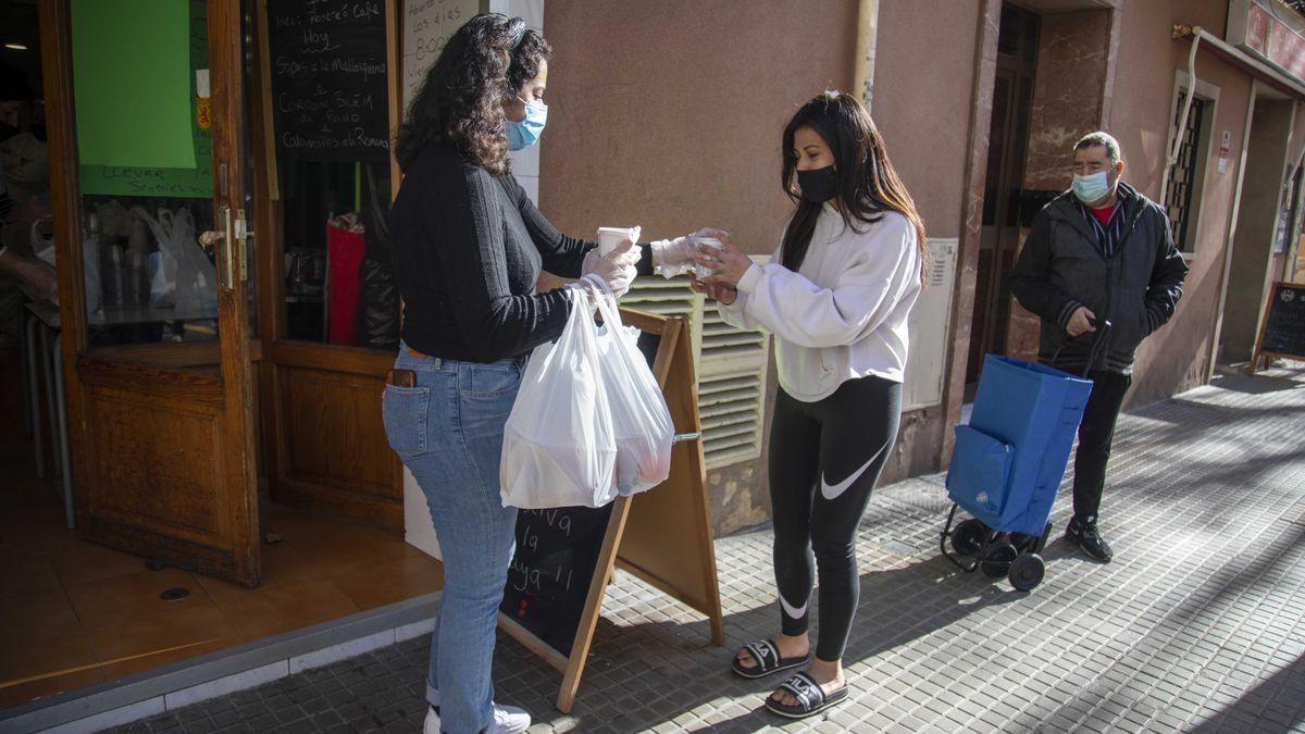 Gran éxito de la iniciativa del bar de la Soledat en su reparto de comida gratis