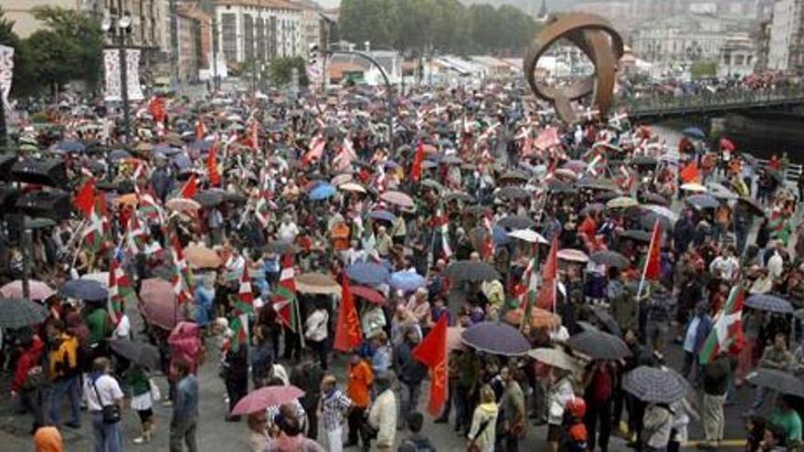 Protesta aberzale vigilada por la Ertzaintza y el juez Marlaska