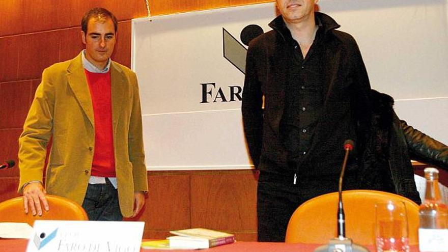 Daniel Tubau (derecha) fue presentado por el periodista de FARO Antonio Pinacho