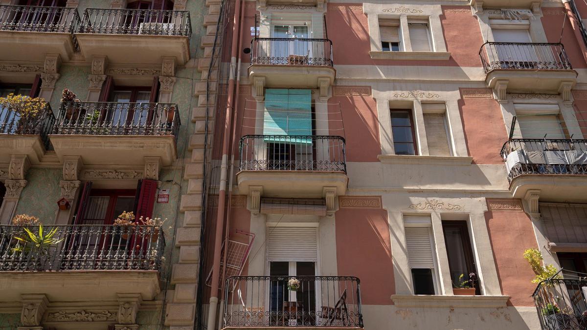 Fachada de un edificio de viviendas, a 17 de mayo de 2023, en Barcelona, Cataluña (España).
