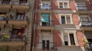 Archivo - Fachada de un edificio de viviendas, a 17 de mayo de 2023, en Barcelona, Cataluña (España).