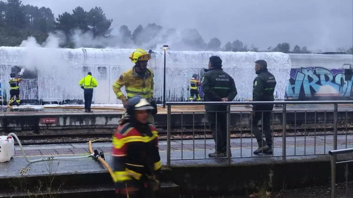 Efectivos del parque de Bomberos de la Diputación de Zamora y Guardia Civil en la estación de Sarracín.