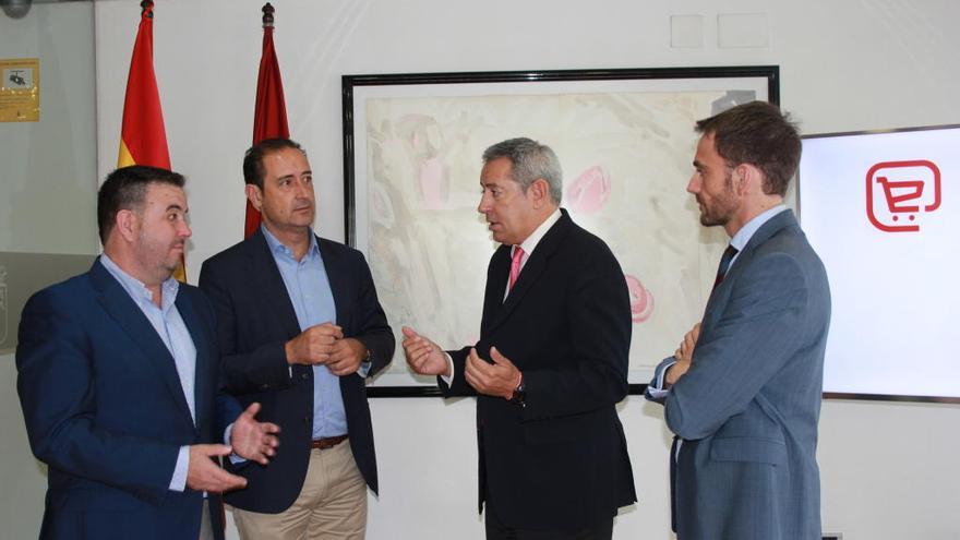 El consejero de Hacienda, Fernando de la Cierva (3º i.), y el presidente de Timur, Juan Celdrán (2º i.), ayer, en la presentación de las ayudas para impulsar el comercio electrónico entre autónomos y pymes