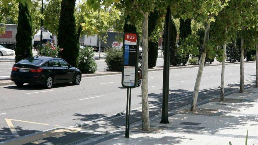 Los vecinos piden marquesinas para el bus de forma urgente