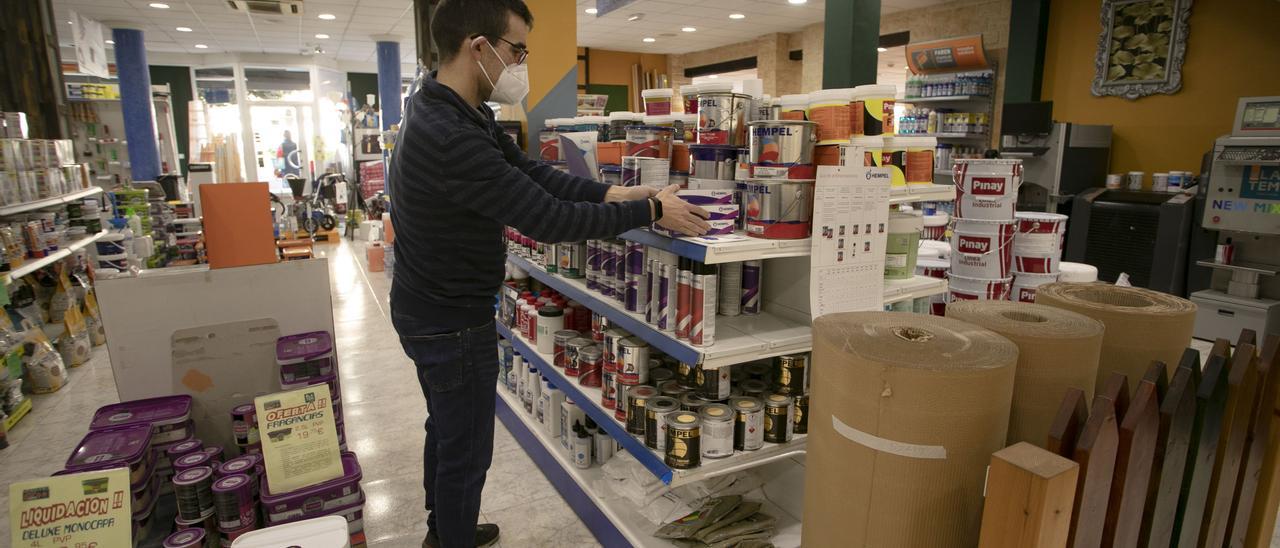 Un trabajador en un comercio de pinturas