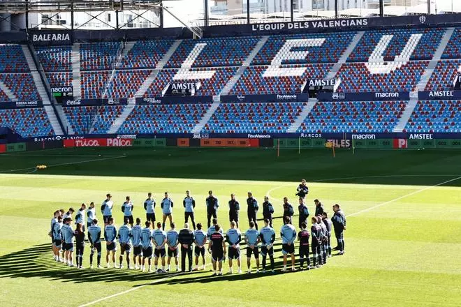 Minuto de silencio del Levante UD en el Ciutat de València por la tragedia del incendio